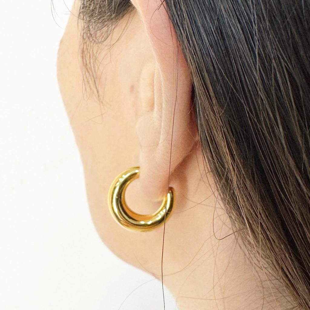 Orecchini placcati oro 14k con mezzaluna spazzolata da 6 mm LUNA